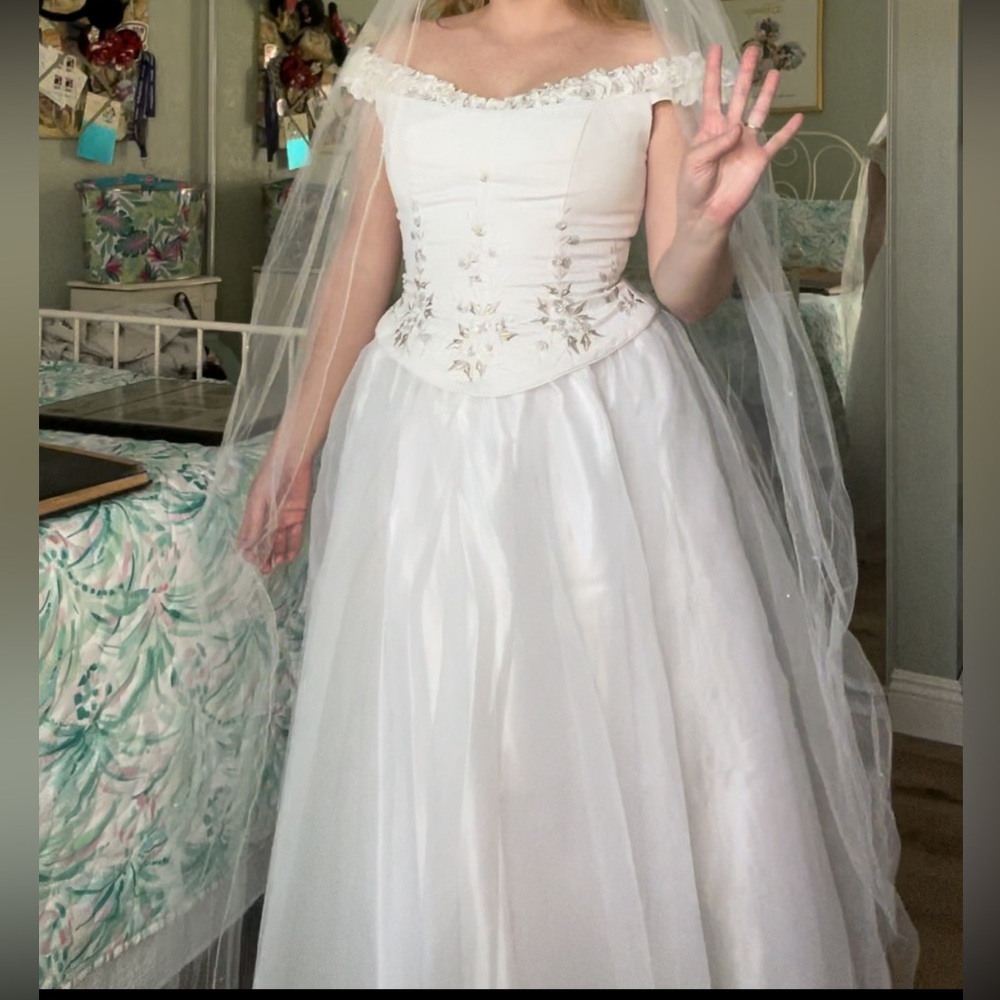 Vintage White Floral Gown - Picture 2 of 12
